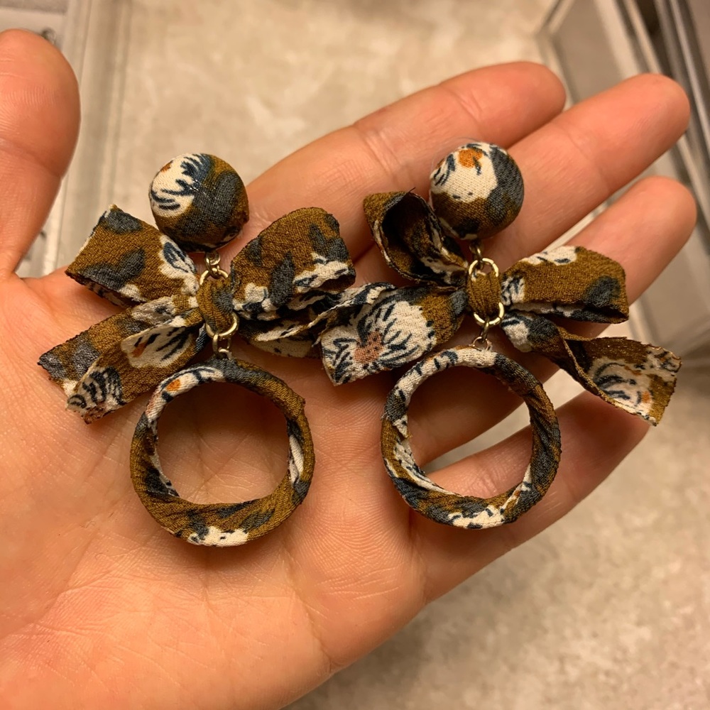 Round bow earring